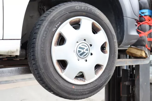 VW Polo 9N Felgen Reifen 165/70 R14 81T Sommerreifen ca. 4-6mm OHNE RADKAPPEN (159040)