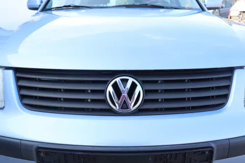 VW Passat 3B Stoßstange vorne Frontstoßstange Stoßfänger blau LL5Y Grill (159121)