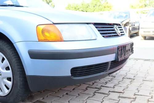 VW Passat 3B Stoßstange vorne Frontstoßstange Stoßfänger blau LL5Y Grill (159121)