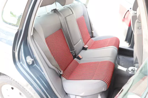 VW Polo 9N 9N3 Sitz Rückbank Sitzfläche Sitze 3 Punkt Gurt hinten rot Kopfstütze (159181)