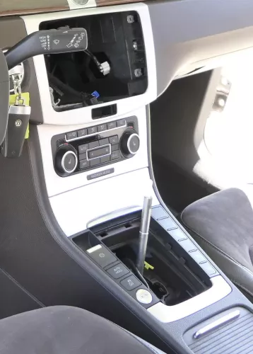 Passat 3C B7 Mittelkonsole Verkleidung Radio Klappe Abdeckung Dekor silber alu g