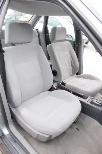 Audi 80 Sitz Fahrersitz vorne links +rechts Beifahrersitz (159887)
