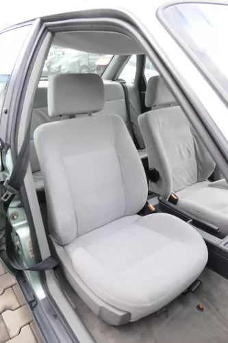 Audi 80 Sitz Fahrersitz vorne links +rechts Beifahrersitz (159887)
