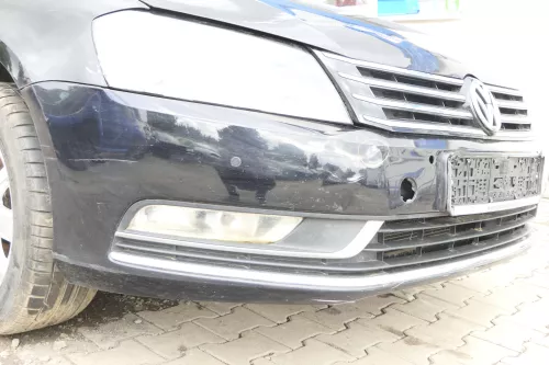 Passat 3C B7 Stoßstange vorne Stoßfänger PDC LC9X schwarz MÄNGEL DELLE Stauchung (159945)