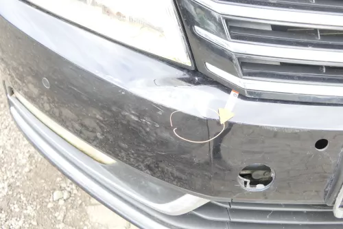 Passat 3C B7 Stoßstange vorne Stoßfänger PDC LC9X schwarz MÄNGEL DELLE Stauchung (159945)