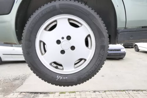 4x Audi A4 100 Alufelgen 195/65 R15 91T Winterreifen Reifen 4-8mm 8A0601025B (160368)