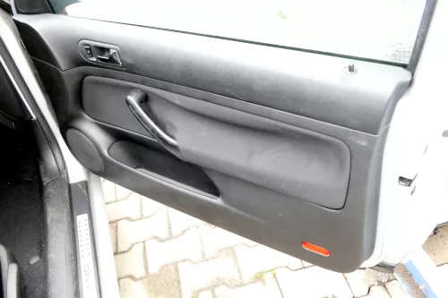 VW Golf 4 2/3-Türer Türverkleidung Verkleidung Tür vorne rechts schwarz (162050)