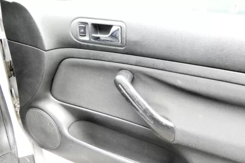 VW Golf 4 2/3-Türer Türverkleidung Verkleidung Tür vorne rechts schwarz (162050)