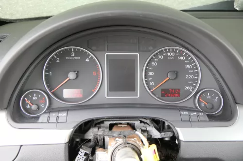 Audi A4 8E B7 Tacho Tachometer Kombiinstrument 8e0920932 243.000KM TDI Diesel (162976)