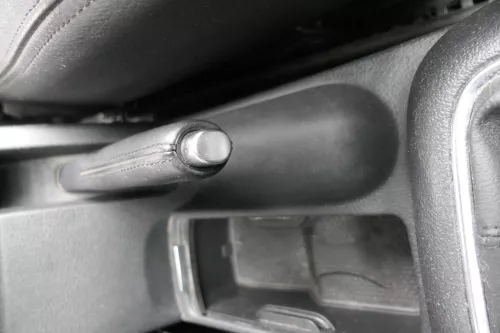 VW Golf 5 1K Plus Handbremse Feststellbremse Handbremshebel schwarz Leder Nähte (163546)