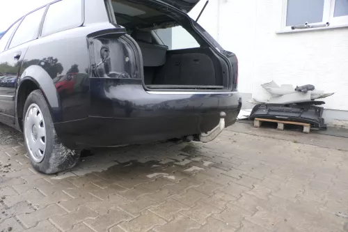Audi A4 8E B6 Kombi Avant Stoßstange hinten mit Spoiler schwarz LZ9W (164236)
