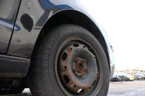 VW Polo 9N Kotflügel vorne rechts schwarz LC9Z bis ca.Bj.2004 - Rost (164312)