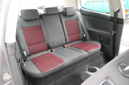 VW Golf 5 V Sitz Sitze hinten Rückbank Rücksitzbank 3 Punkt Lehne rot (166527)