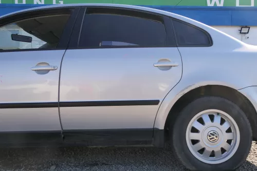 VW Passat 3B 3BG Limousine Tür hinten links silber grau LB7Z satinsilber