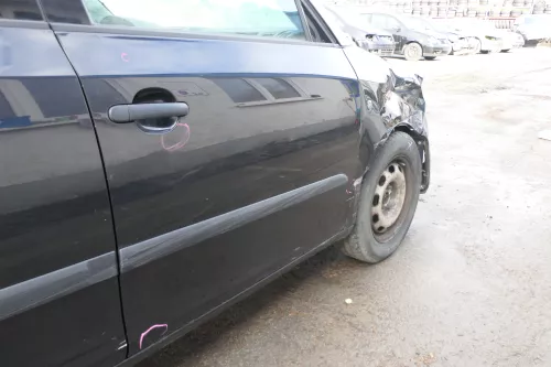 Skoda Fabia 5J Kombi + Limo Tür vorne rechts Beifahrertür schwarz LF9R - Mängel (167347)