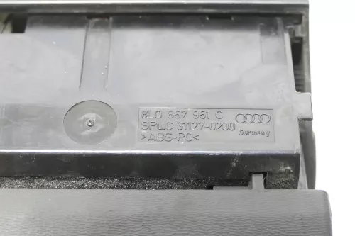 Audi A3 8L Aschenbecher Zigarettenanzünder vorne 8L0857951C  Facelift schwarz (167643)