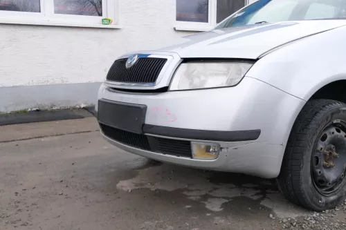 Skoda Fabia 6Y Stoßstange Stoßfänger vorne silber grau LF7T 2000-2004 - DELLE (167704)