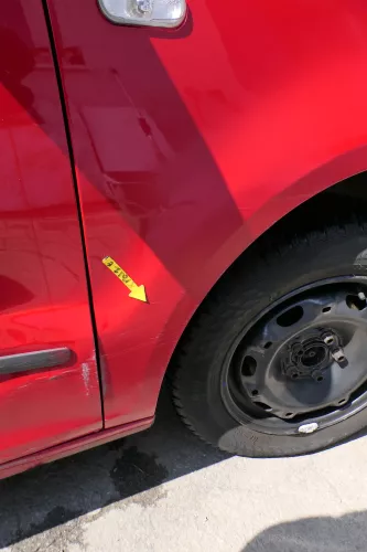 VW Fox 5Z Kotflügel vorne rechts rot LY3D - Delle (168517)