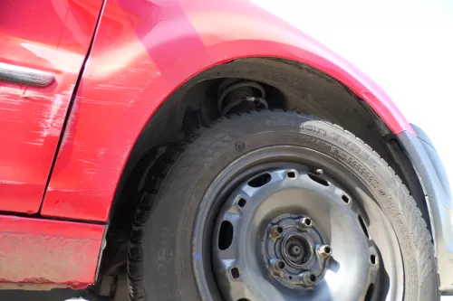 VW Fox 5Z Kotflügel vorne rechts rot LY3D - Delle (168517)