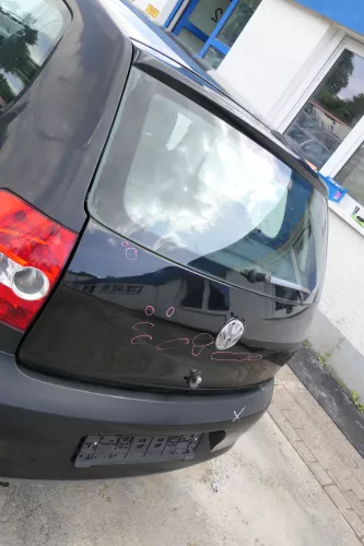 VW Fox 5Z Heckklappe Kofferraumklappe Klappe hinten + Scheibe schwarz L041 DELLE (169930)