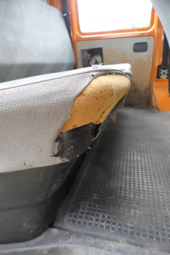 VW T4 Sitz hinten DOKA Sitze Rückbank Rücksitzbank mit Kopfstützen und Gestell (170602)