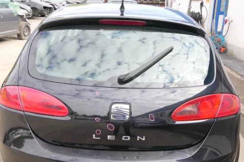 Seat Leon 1P Heckklappe Klappe hinten Kofferraumklappe schwarz LC9Z + Scheibe