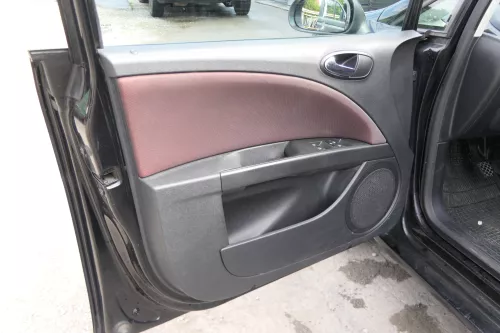 1x Leon 1P Türverkleidung Verkleidung Tür vorne links Griff grau persiaschwarz (171339)