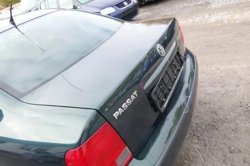 VW Passat 3B Limousine Heckklappe Klappe hinten Kofferraumklappe grün LC6N (171974)