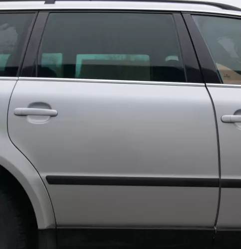 VW Passat 3B 3BG 3B6 Kombi Avant Tür hinten rechts mit Scheibe grau silber LA7W