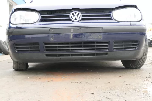 VW Golf 4 Stoßstange vorne Stoßfänger vorn vorne blau LA5G SWR + Kappen
