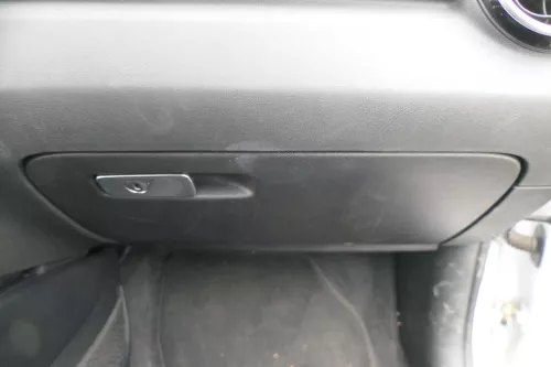 Audi A1 8H Handschuhfach Griff für Handschuhfachdeckel Deckel Klappe schwarz