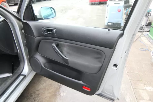 1x Golf 4 Bora Türverkleidung Verkleidung Tür vorne rechts 4/5-Türer Griff