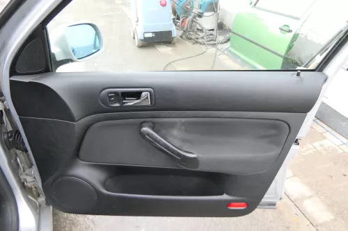 1x Golf 4 Bora Türverkleidung Verkleidung Tür vorne rechts 4/5-Türer Griff (173399)