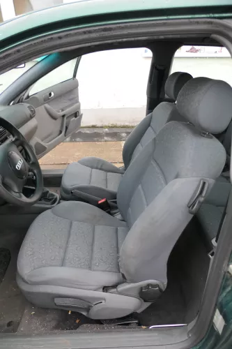 Q744 A3 8L Sitz vorne links Fahrersitz 2/3-Türer vorn  Airbag (173643)