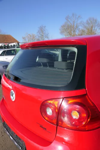 VW Golf 5 V Heckklappe hinten Kofferraumklappe + Scheibe rot LY3D - Delle (174003)