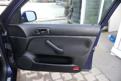 1x Golf 4 Bora Türverkleidung Verkleidung Tür vorne rechts 4/5-Türer Griff schwa
