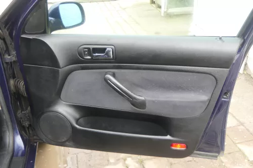 1x Golf 4 Bora Türverkleidung Verkleidung Tür vorne rechts 4/5-Türer Griff schwa