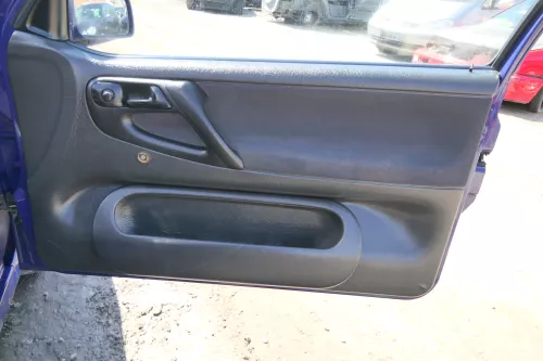 1x Polo 6N Türverkleidung Verkleidung Tür vorne rechts 2/3-Türer schwarz Griff