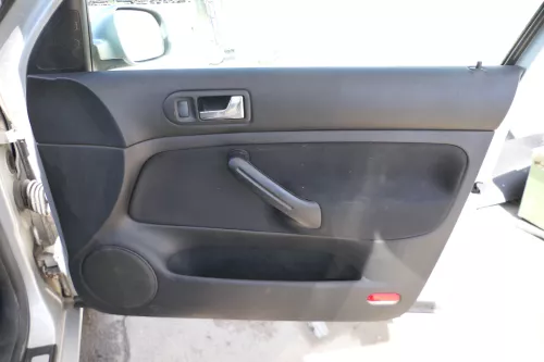 1x Golf 4 Bora Türverkleidung Verkleidung Tür vorne rechts 4/5-Türer Griff schwa