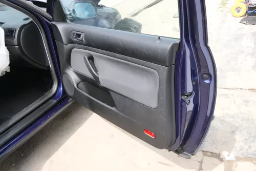 1x VW Golf 4 Türverkleidung Verkleidung Tür vorne rechts schwarz 2/3-Türer (175016)