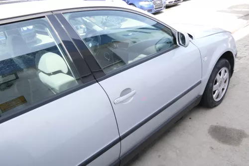 VW Passat 3B 3BG Kombi + Limo Tür vorne rechts Beifahrertür grau silber LB7Z (175103)