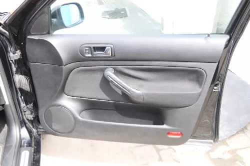 1x Golf 4 Bora Türverkleidung Verkleidung Tür vorne rechts 4/5-Türer Griff schwa
