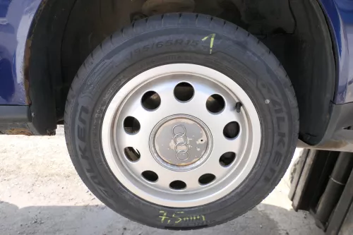 4x Audi A3 8L Alufelgen Reifen 195/65 R15 Sommerreifen 5-7mm 8L0601025E