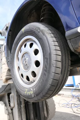 4x Audi A3 8L Alufelgen Reifen 195/65 R15 Sommerreifen 5-7mm 8L0601025E (175477)