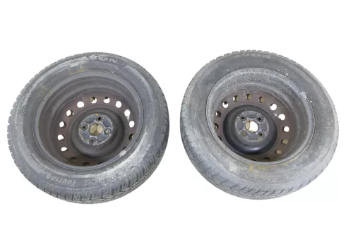 2x Toyota Yaris 195/60 R15 88T Winterreifen 5,5jx15H2 ET45  ca.4-5mm (175729)