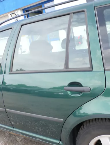 VW Golf 4 Bora Tür hinten links nur Kombi / Variant grün LC6M - ohne Anbauteile