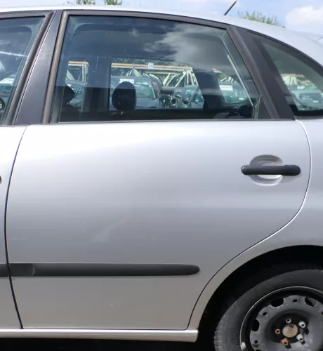 Seat Ibiza 6L Tür 4/5-Türer hinten links grau silber LS7N - ohne Anbauteile
