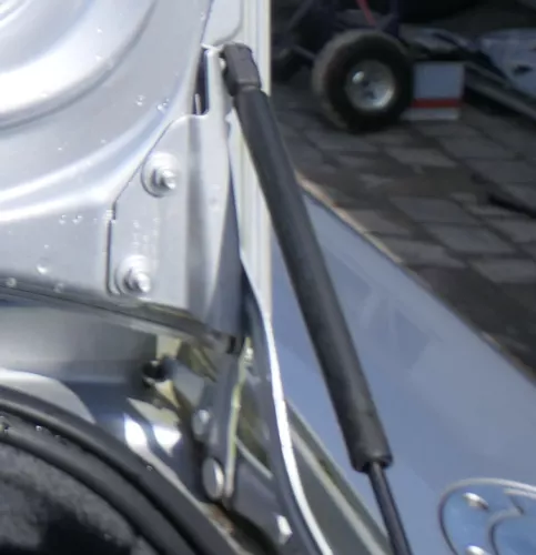 1x Audi TT Roadster 8N Dämpfer Heckklappe hinten rechts Scharnier silber LY7W