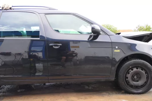 Skoda Roomster 5J Tür vorne rechts Beifahrertür schwarz LF9R (ohne Anbauteile) (177394)