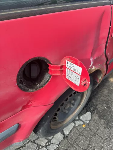 VW Passat 3B5 3B2 Kombi Tankdeckel Klappe Tankklappe Deckel Tank rot LY3D (177570)